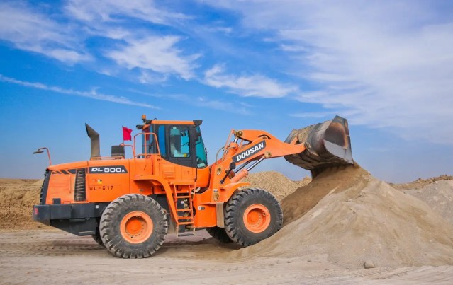 A guide to moving heavy equipment in Seattle