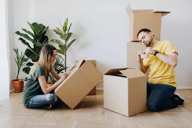 A Side-by-Side Look at DIY and Full-Service Moving Options