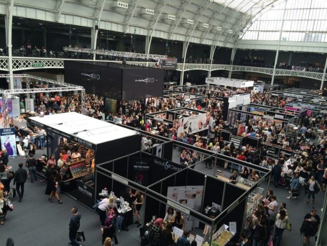 How to coordinate a trade show shipping process