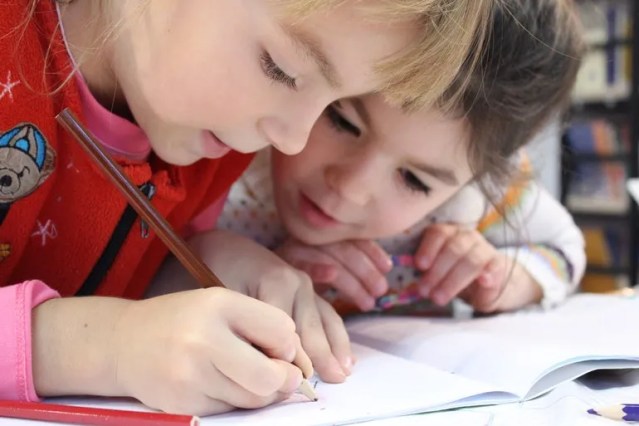 How to keep kids occupied while moving
