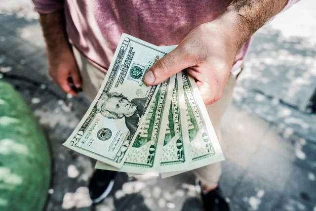 The pros and cons of hiring movers based on costs